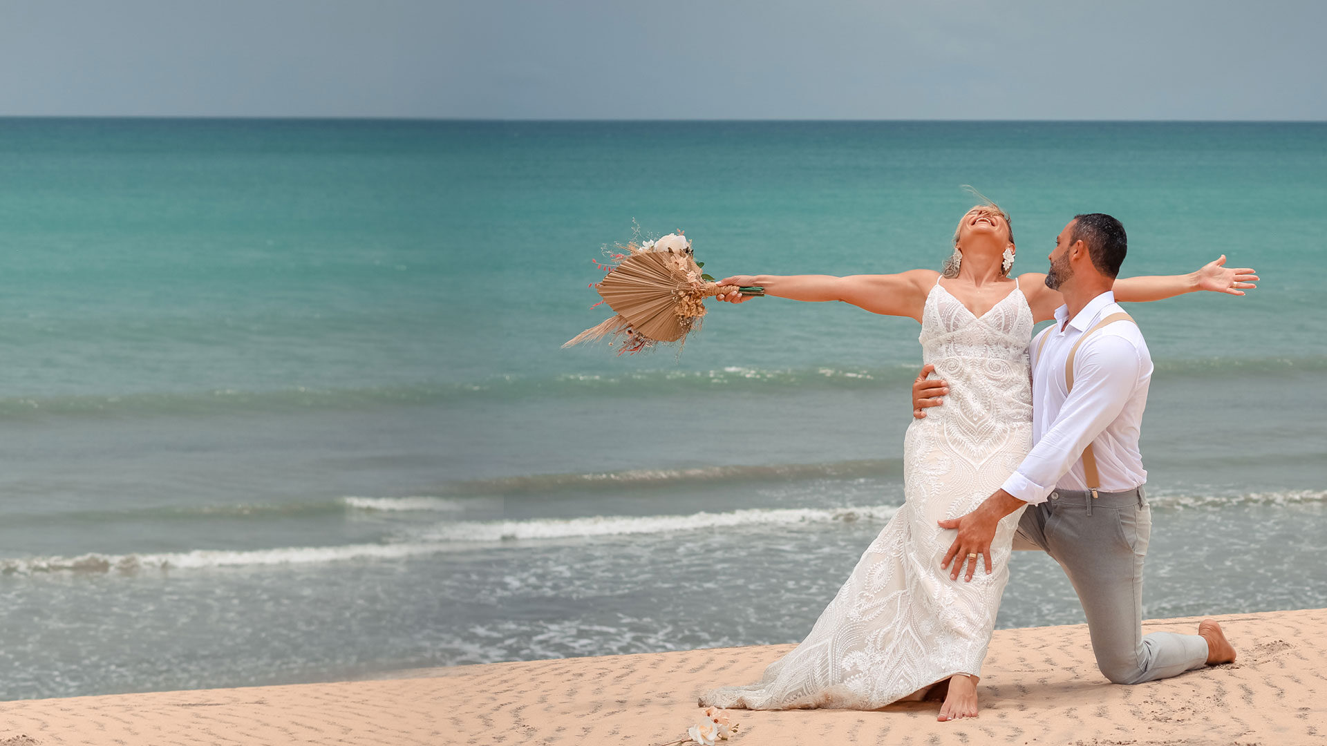 Casal de noivos na praia