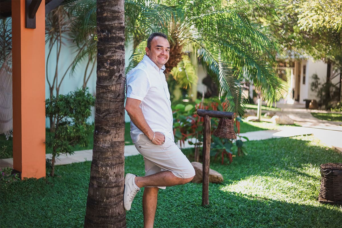 Noivo sorrindo em jardim de hotel, em Jericoacoara