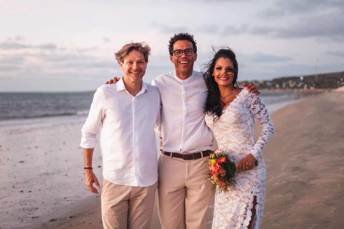 Casal de noivos com celebrante Ed Rodrigues na praia de Jericoacoara