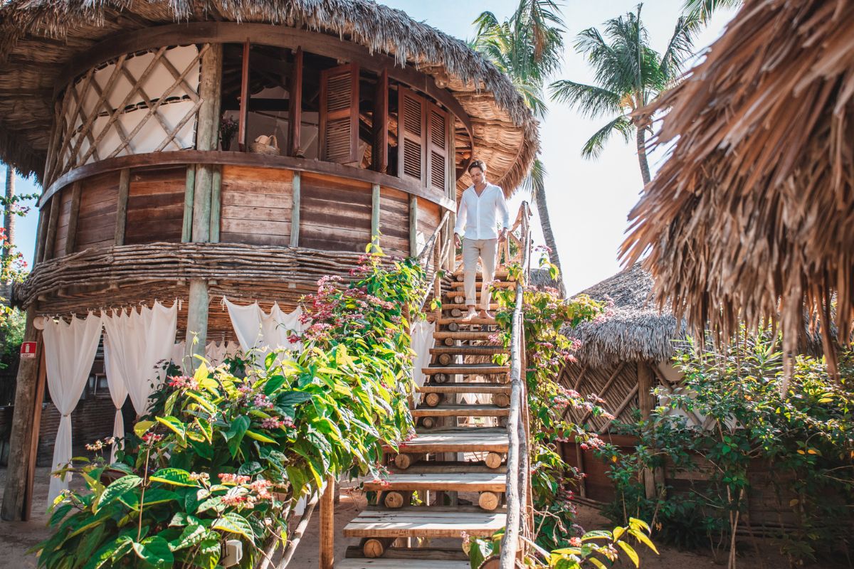 Noivo descendo escada da palafita na Vila Kalango em Jericoacoara